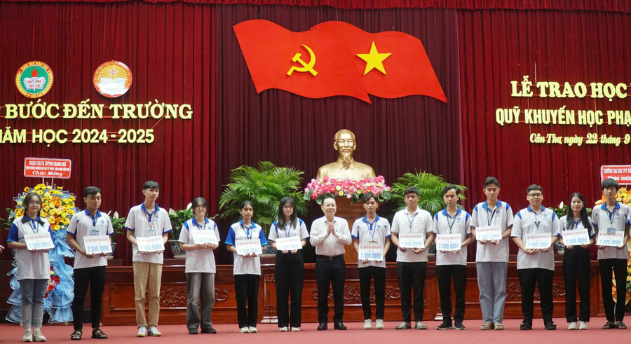 Ông Nguyễn Văn Hiếu, Bí thư Thành ủy Cần Thơ trao học bổng cho sinh viên. quy khuyen hoc pham van tra tp can tho 1 (3).jpg