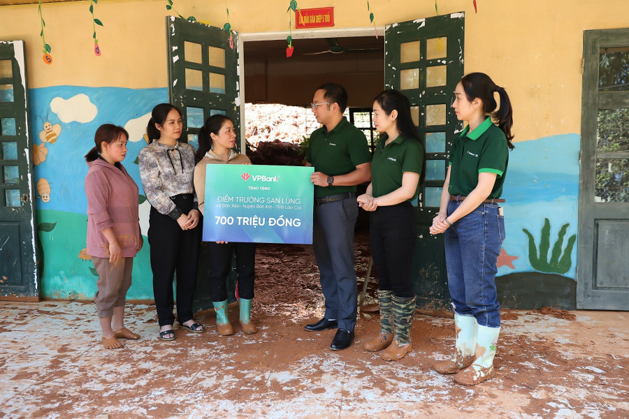 VPBank đã quyết định dành tặng số tiền 700 triệu đồng cho cô trò tại điểm trường San Lùng để xây mới lại lớp học cho các em nhỏ 04 vbb.jpg