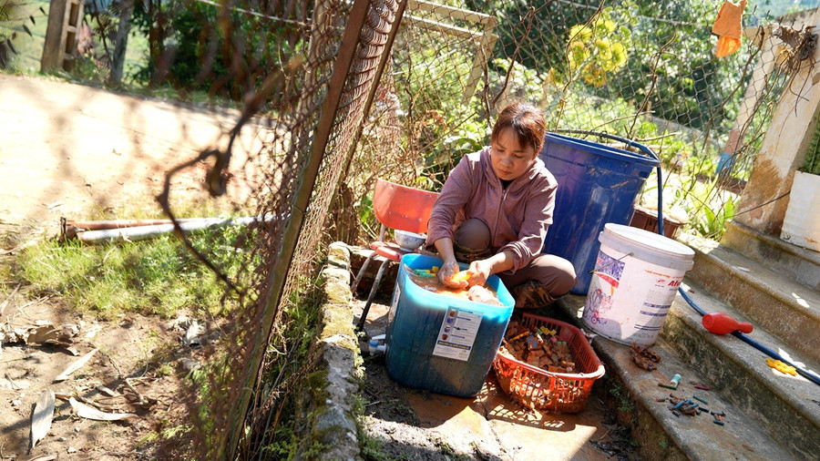 Cô giáo Phan Thu Huyền - cô giáo phụ trách chính điểm trường San Lùng, người đã có 7 năm gắn bó với điểm trường 02 vpb.jpg