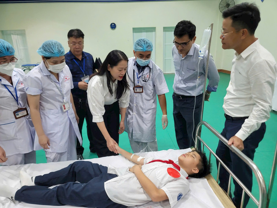 Lãnh đạo UBND quận Ba Đình cùng phòng GD&ĐT quận thăm hỏi học sinh trong tình huống giả định. z5864937872618_0b5eb687003e700c9da183f5f99843bc.jpg