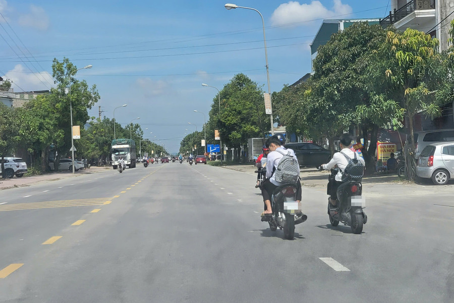 Nhiều học sinh đi xe máy tham gia giao thông ở TP Hà Tĩnh không đội mũ bảo hiểm.