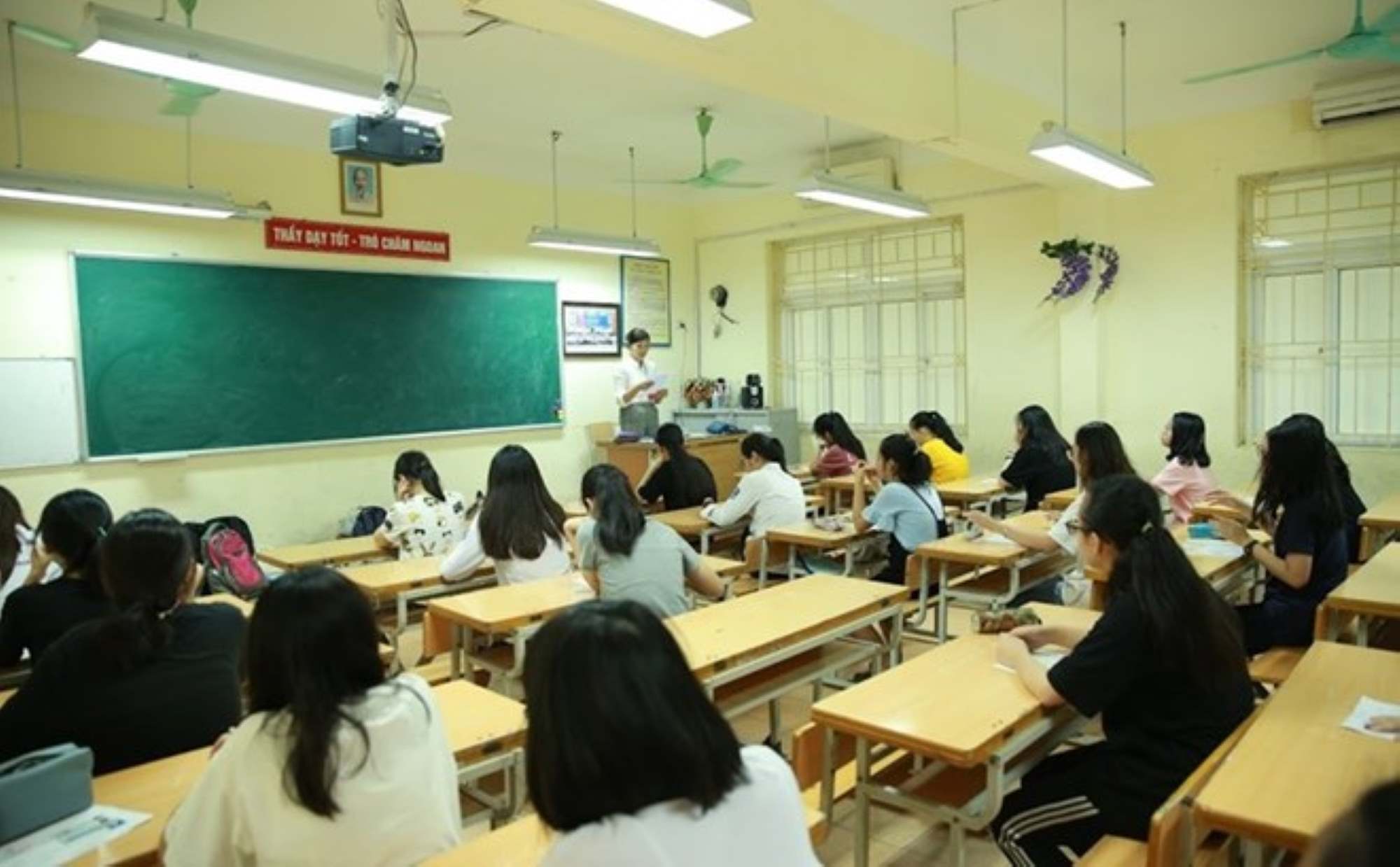 Nhiều phụ huynh, giáo viên cho rằng, công bố môn thứ 3 thi vào lớp 10 trong tháng 3 là quá muộn, sẽ gây áp lực lên học sinh. Ảnh: Hải Nguyễn