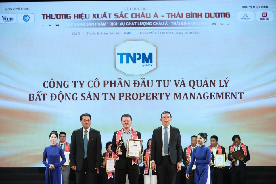 Đại diện TNPM nhận cúp vàng từ ban tổ chức.