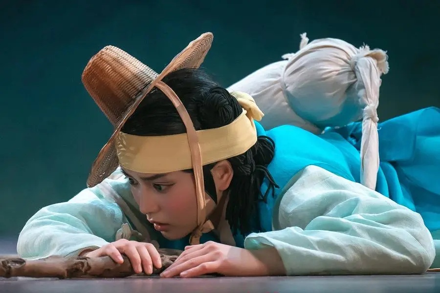 Kim Tae Ri và các diễn viên tập hát, nói phương ngữ (tiếng địa phương) để đóng phim.