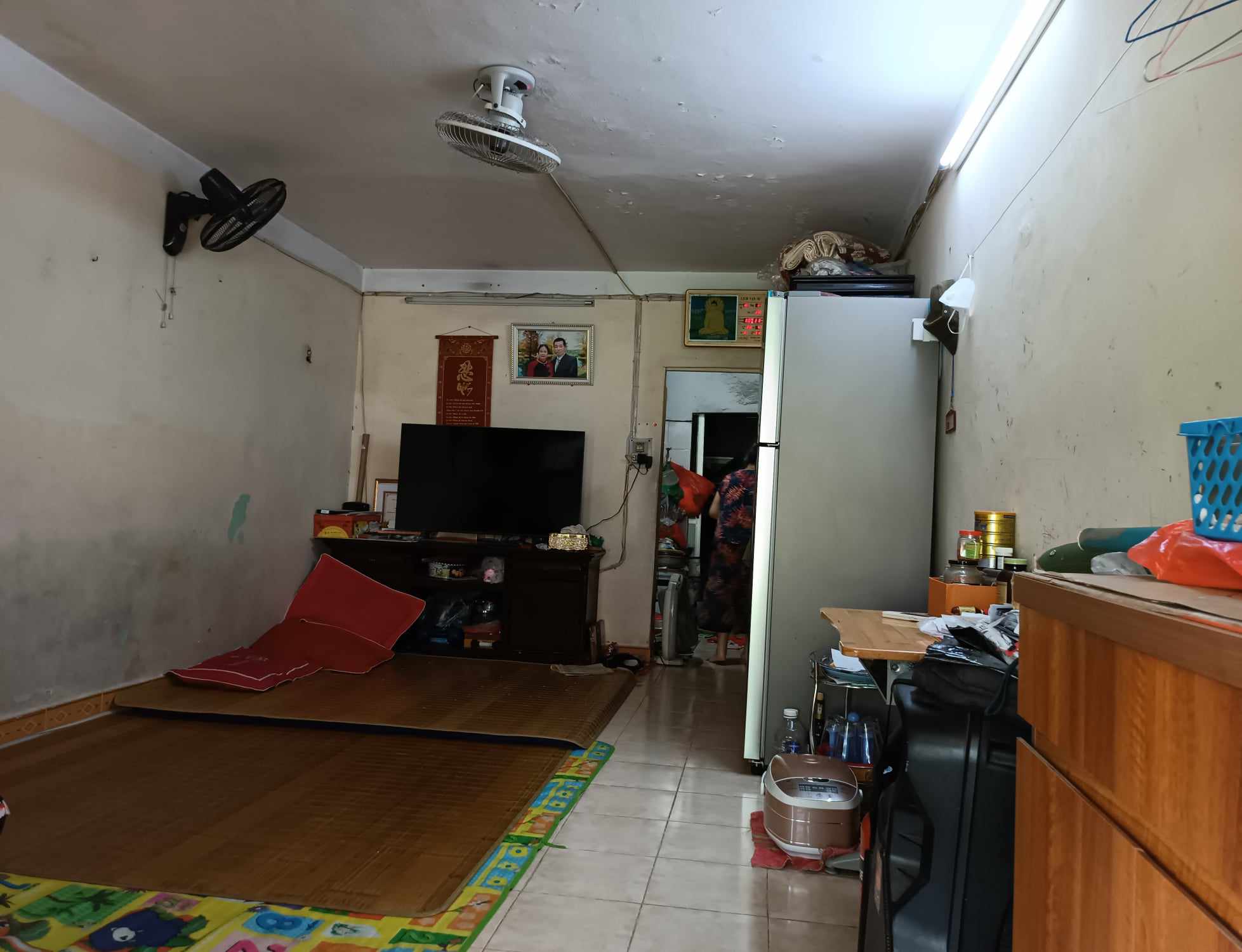 Nhiều căn nhà tập thể cũ ở Hà Nội có hiện trạng xuống cấp sau hàng chục năm sử dụng. Ảnh: Thu Giang