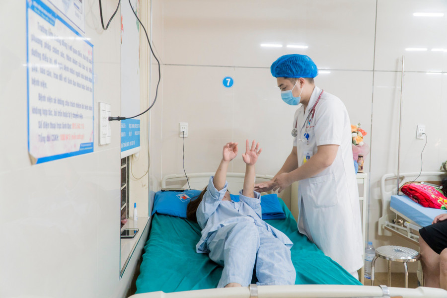 Bệnh nhân nữ (39 tuổi) vào viện do đau đầu, khó nói, co giật. Ảnh: BVCC