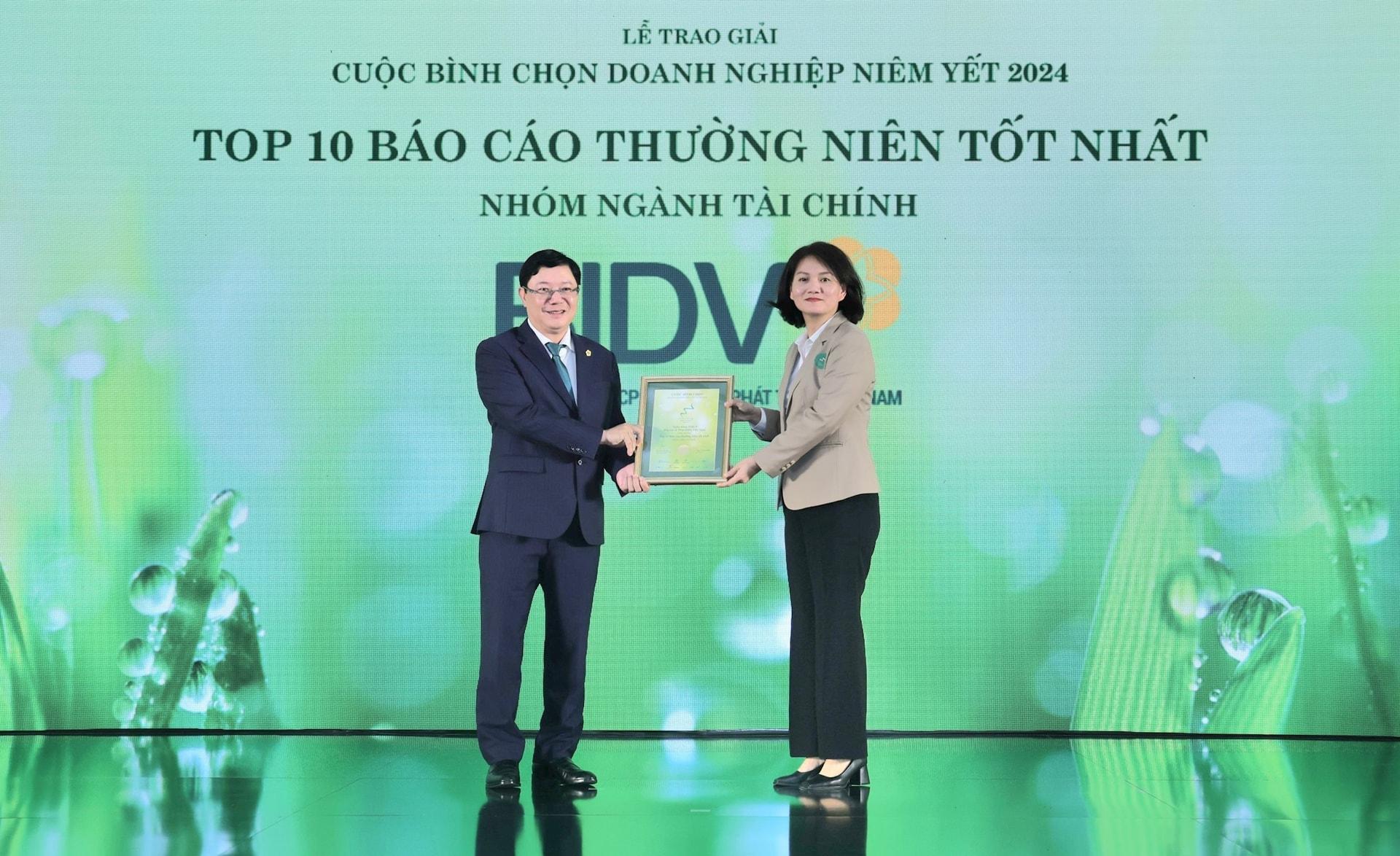 ong-doan-viet-nam-ptgd-bidv-dai-dien-nhan-giai-top-10-bctn-tot-nhat-nganh-tai-chinh.jpg