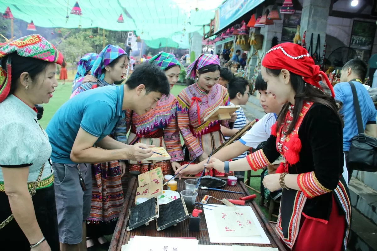 “Chợ phiên vùng cao - Chào năm mới 2025”