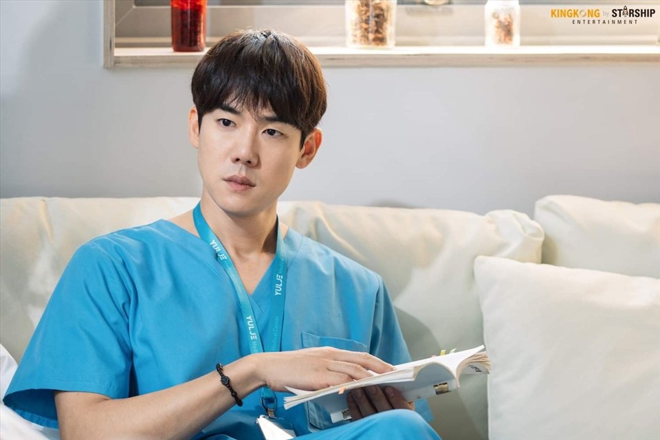 Yoo Yeon Seok ghi dấu ấn qua 2 vai diễn bác sĩ. Ảnh: NSX