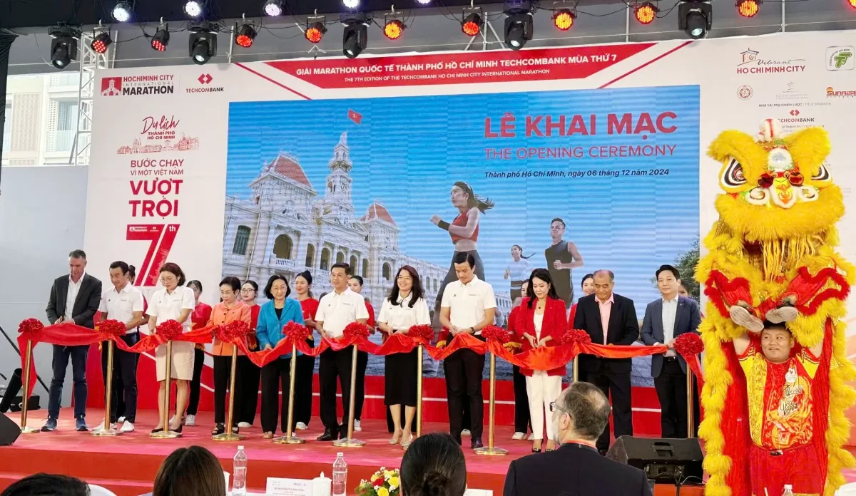 Lễ cắt băng khai mạc giải Marathon Quốc tế TP. Hồ Chí Minh Techcombank mùa 7