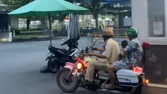 CSGT dùng mô tô đặc chủng đưa cháu bé bị co giật đến bệnh viện cấp cứu. Ảnh: Đông Hoàng
