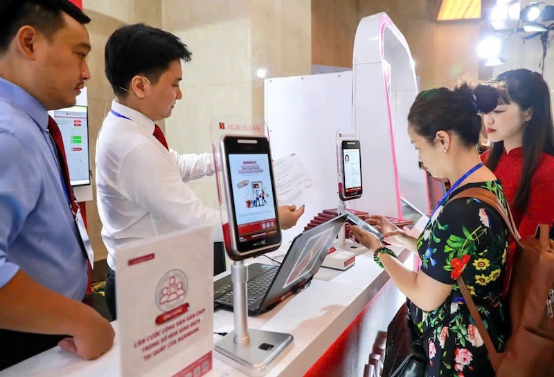 Khách hàng có thể đến tất cả các điểm giao dịch của ngân hàng để được hướng dẫn, hỗ trợ, cập nhật thông tin sinh trắc học và giấy tờ tùy thân