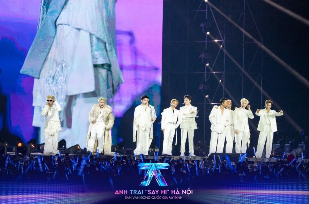 Dàn ca sĩ cho biết họ biết ơn và vinh dự khi được biểu diễn ở Sân vận động Quốc gia Mỹ Đình. Ảnh: Nhà sản xuất