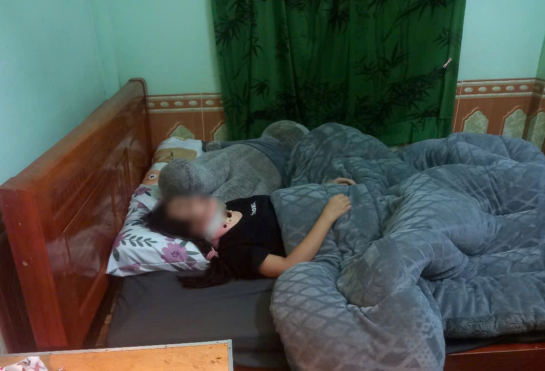 Nữ sinh bị đánh hội đồng nằm điều trị tại nhà, sức khỏe vẫn chưa bình phục. Ảnh: Gia đình cung cấp