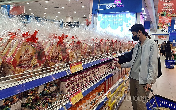 Người tiêu dùng mua sắm hàng Tết tại siêu thị Co.op Mart Hà Đông. Ảnh: Nguyễn Hạnh Người tiêu dùng mua sắm hàng Tết tại siêu thị Co.op Mart Hà Đông. Ảnh: Nguyễn Hạnh