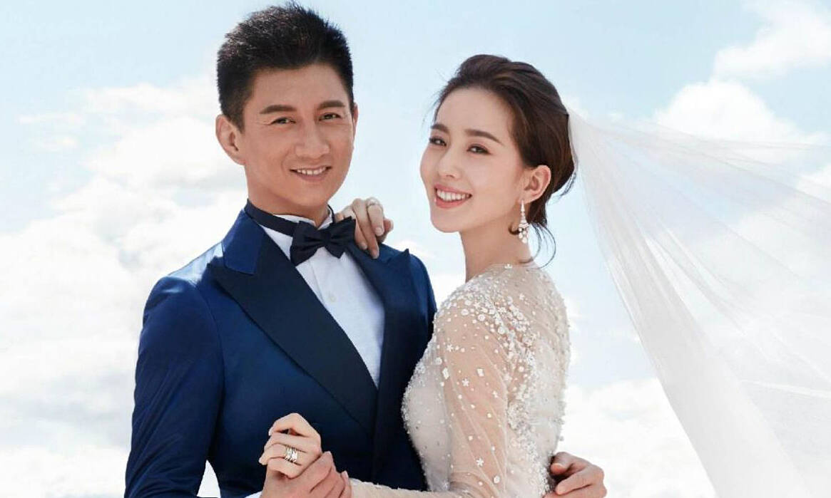 Ngô Kỳ Long sinh năm 1970, hơn Lưu Thi Thi 17 tuổi. Ảnh: Weibo