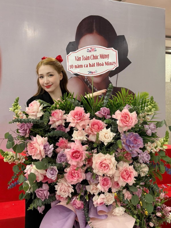 Văn Toàn gửi tặng lẵng hoa chúc mừng 10 năm ca hát của Hòa Minzy. Ảnh: FBNV