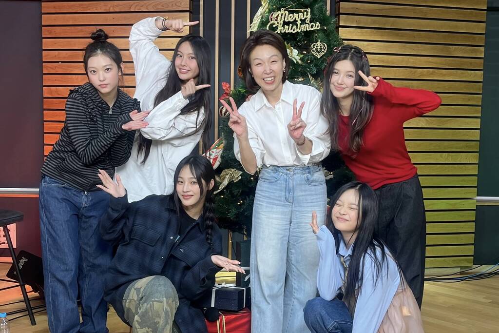 5 thành viên NewJeans cùng MC
