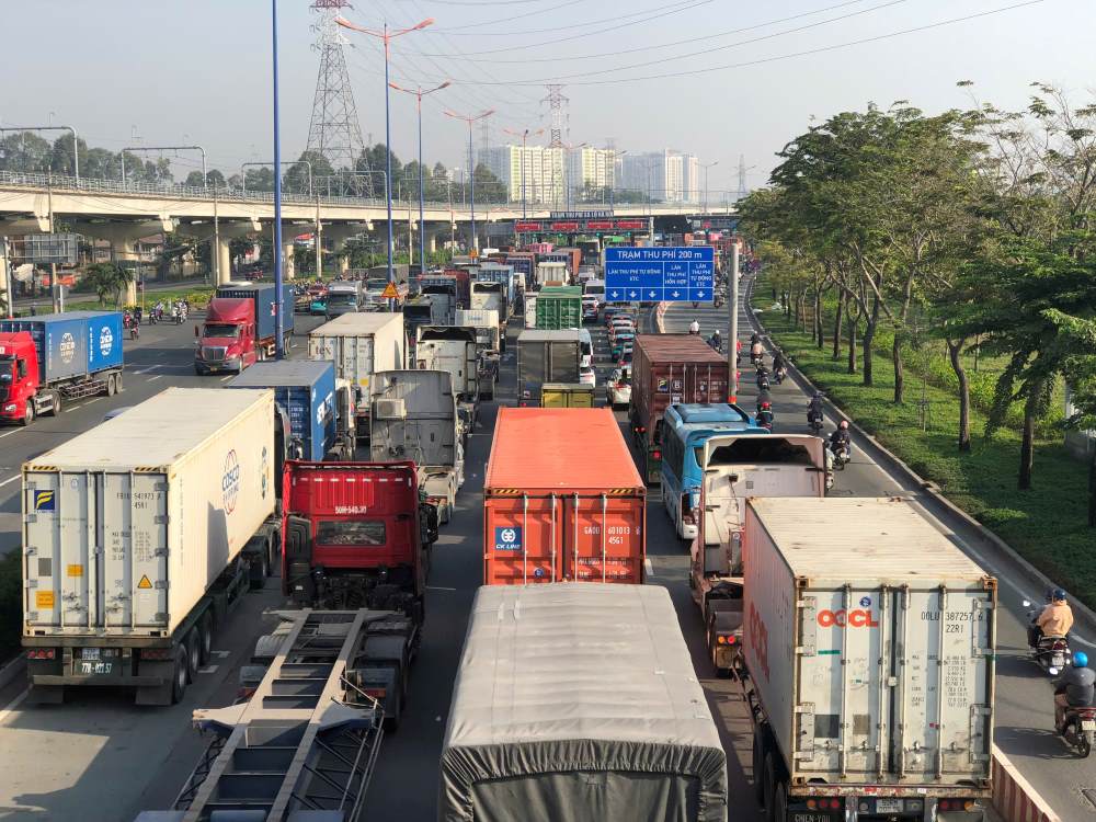 Lượng phương tiện đổ về ngày càng đông, kéo dài hơn cây số. Ảnh: Minh Tâm