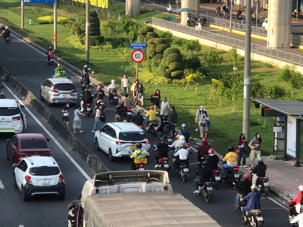 Một số người thay vì đón xe ô tô vào trung tâm thành phố thì phải xuống xe, sau đó di chuyển vào các nhà ga metro số 1 (Bến Thành - Suối Tiên) để đi làm vì sợ trễ giờ. Ảnh: Minh Tâm