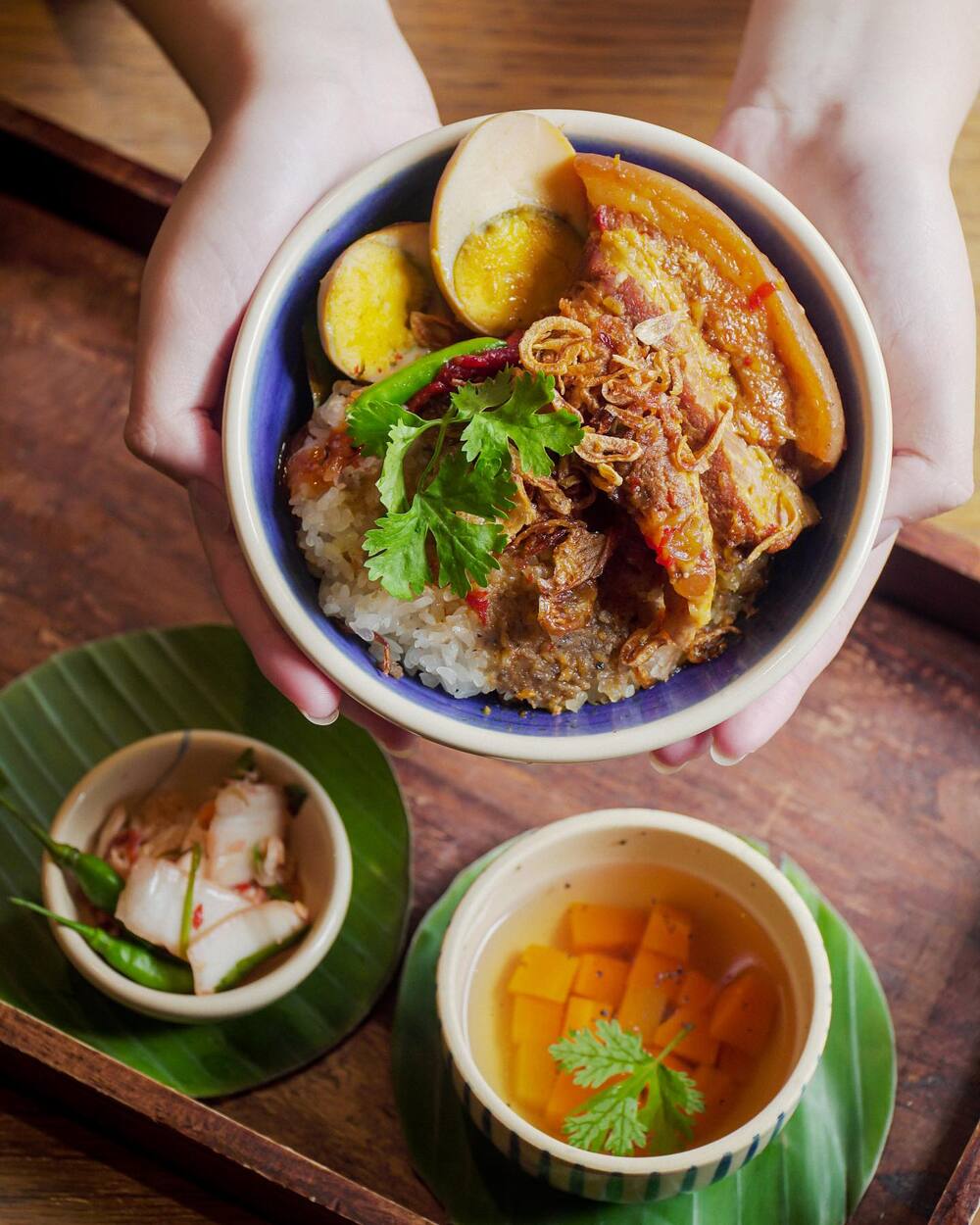 Xôi được phục vụ kèm kim chi và canh cà rốt nóng. Ảnh: Xôi Bát
