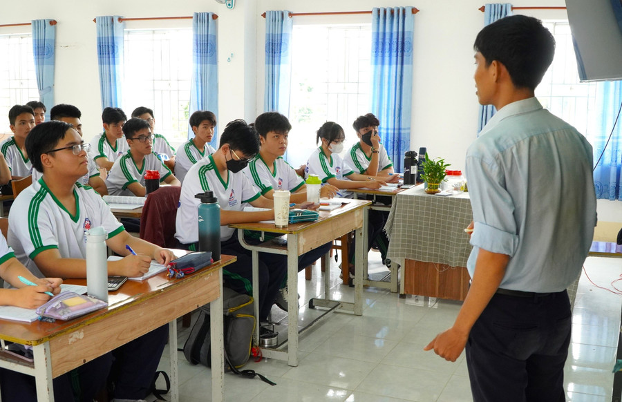 Ảnh minh họa INT. giu-gin-hinh-anh-va-su-ton-nghiem-cua-nha-giao3.jpg