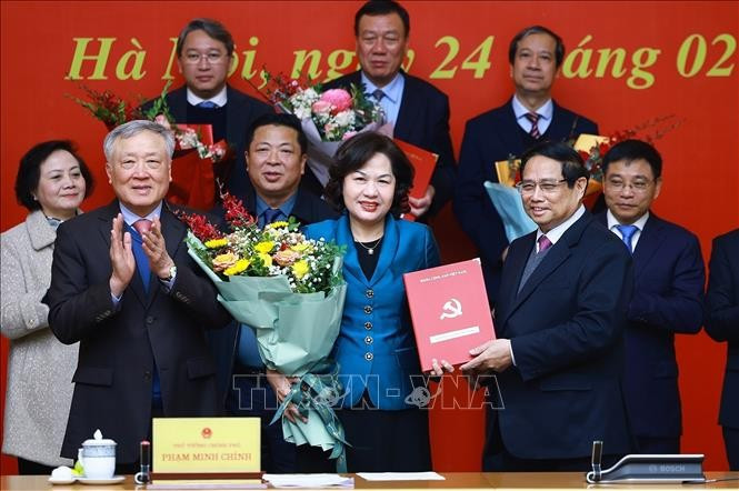 Thủ tướng Phạm Minh Chính trao Quyết định cho Đảng bộ Ngân hàng Nhà nước. (Ảnh: Dương Giang/TTXVN) tt-quyet-dinh-chinh-phu-24022025-05.jpg