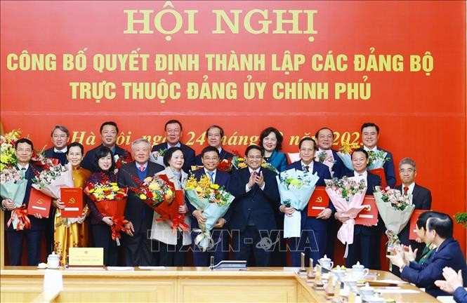 Thủ tướng Phạm Minh Chính trao Quyết định cho các Đảng bộ trực thuộc Đảng uỷ Chính phủ. (Ảnh: Dương Giang/TTXVN) tt-quyet-dinh-chinh-phu-24022025-03.jpg