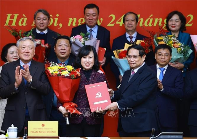Thủ tướng Phạm Minh Chính trao Quyết định cho Đảng bộ Bộ Y tế. (Ảnh: Dương Giang/TTXVN) tt-quyet-dinh-chinh-phu-24022025-07.jpg
