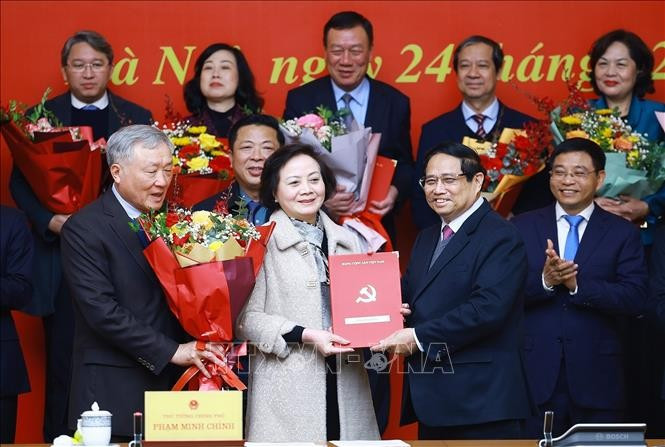 Thủ tướng Phạm Minh Chính trao Quyết định cho Đảng bộ Bộ Nội vụ. (Ảnh: Dương Giang/TTXVN) tt-quyet-dinh-chinh-phu-24022025-06.jpg