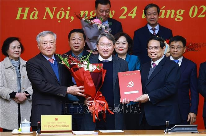 Thủ tướng Phạm Minh Chính trao Quyết định cho Đảng bộ Bộ Tư pháp. (Ảnh: Dương Giang/TTXVN) tt-quyet-dinh-chinh-phu-24022025-10.jpg