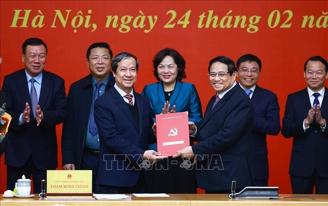 Thủ tướng Phạm Minh Chính trao Quyết định cho Đảng bộ Bộ Giáo dục và Đào tạo. (Ảnh: Dương Giang/TTXVN) tt-quyet-dinh-chinh-phu-24022025-09.jpg