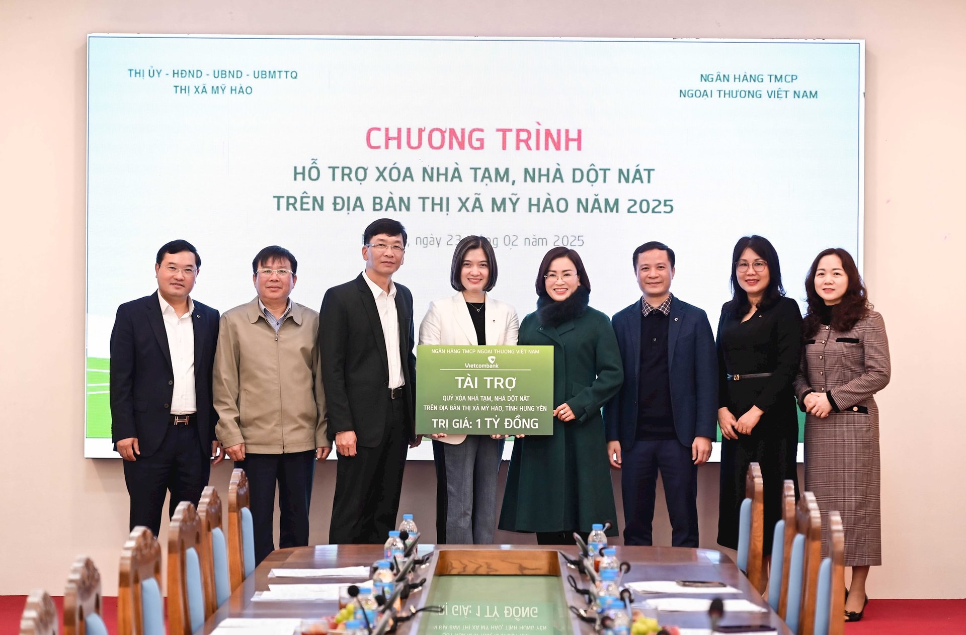 20250223_ndt_vcb-trao-asxh-1-ty-dong-thi-xa-my-hao_anh-4.jpg