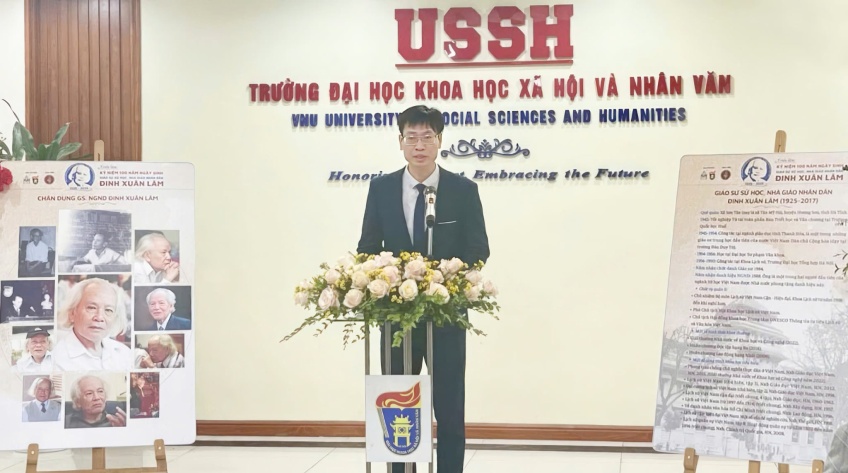PGS.TS Đặng Hồng Sơn phát biểu khai mạc triển lãm. Ảnh: Chí Long