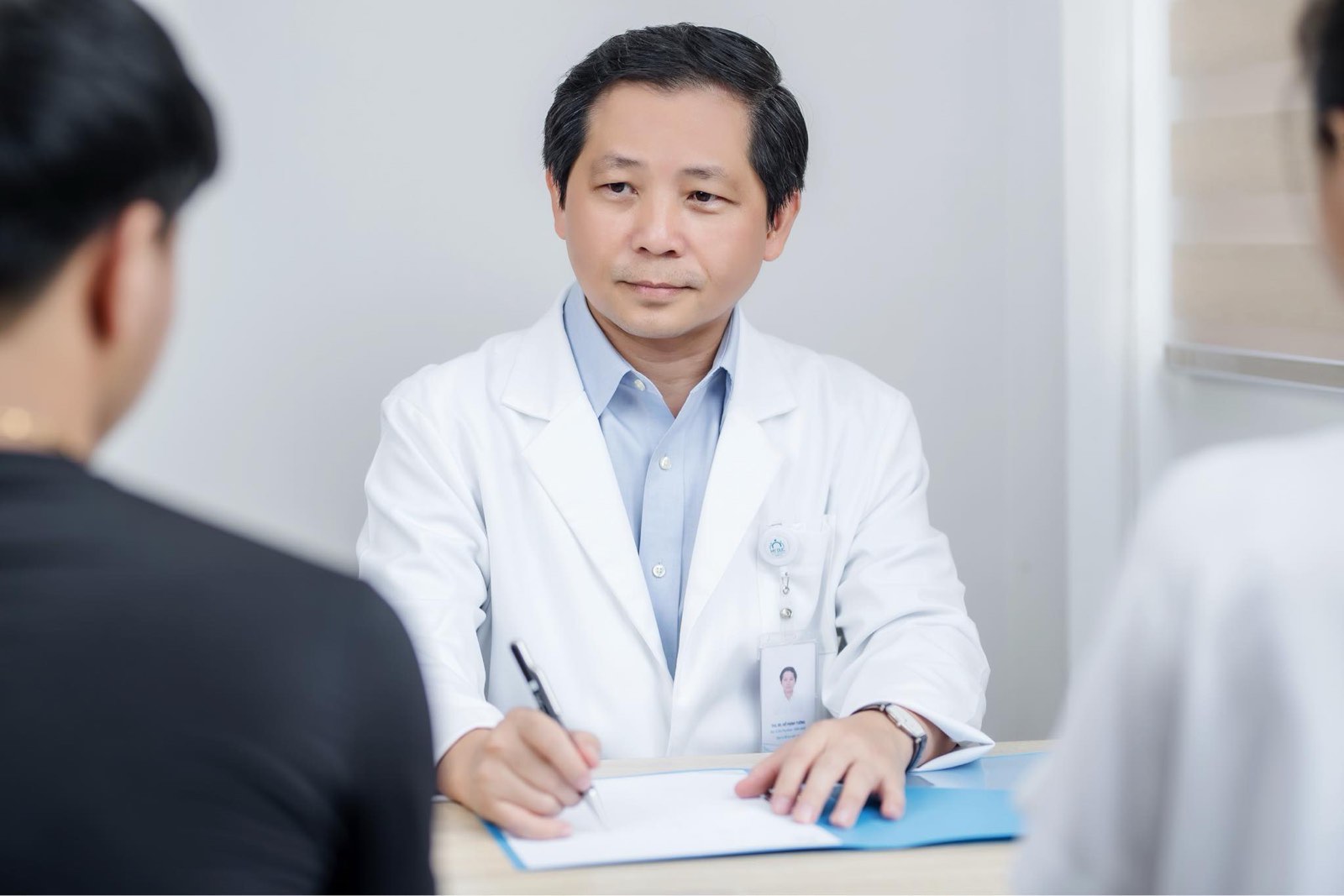 ThS.BS Hồ Mạnh Tường đã giúp cho nhiều cặp vợ chồng hiếm muộn hoàn thành tâm nguyện được làm cha mẹ. Ảnh: NVCC.