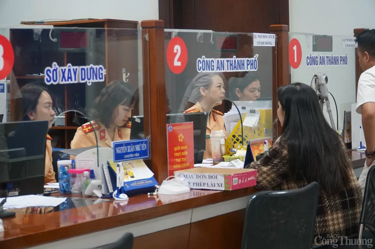 Người dân thực hiện thủ tục cấp đổi giấy phép lái xe tại bộ phận một cửa Công an thành phố Đà Nẵng (trước đây thuộc Sở Giao thông, vận tải (cũ)) Người dân thực hiện thủ tục cấp đổi giấy phép lái xe tại bộ phận một cửa Công an thành phố Đà Nẵng (trước đây thuộc Sở Giao thông, vận tải (cũ))
