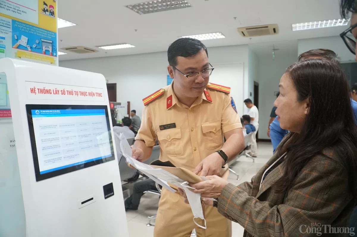 Công an Đà Nẵng cử cán bộ chuyên trách tư vấn, hướng dẫn người dân trước khi thực hiện các thủ tục cấp đổi giấy phép lái xe Công an Đà Nẵng cử cán bộ chuyên trách tư vấn, hướng dẫn người dân trước khi thực hiện các thủ tục cấp đổi giấy phép lái xe