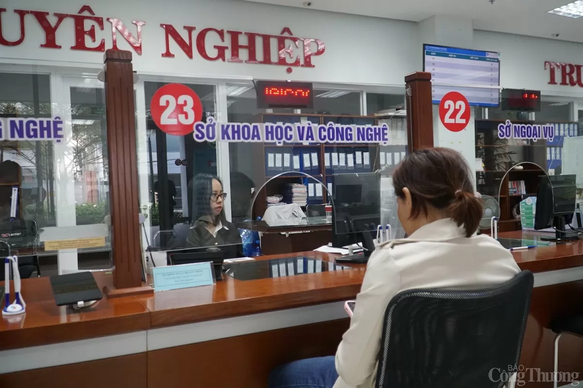 Người dân thực hiện các thủ tục liên quan đến lĩnh vực thông tin, truyền thông tại bộ phận một cửa Sở Khoa học và Công nghệ Người dân thực hiện các thủ tục liên quan đến lĩnh vực thông tin, truyền thông tại bộ phận một cửa Sở Khoa học và Công nghệ