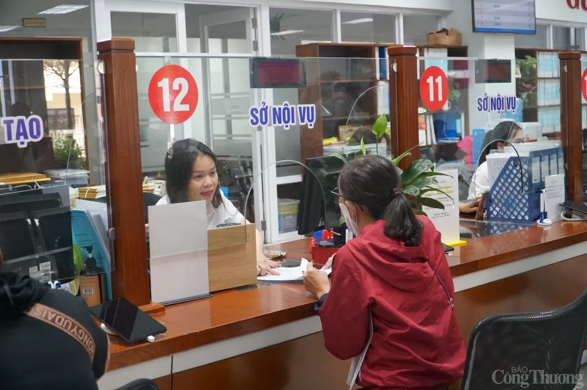 Bà Thái Thị Côi làm thủ tục liên quan đến chính sách người công tại bộ phận một cửa Sở Nội vụ (trước đây do Sở Lao động, Thương binh và Xã hội (cũ) thực hiện) Bà Thái Thị Côi làm thủ tục liên quan đến chính sách người công tại bộ phận một cửa Sở Nội vụ (trước đây do Sở Lao động, Thương binh và Xã hội (cũ) thực hiện)