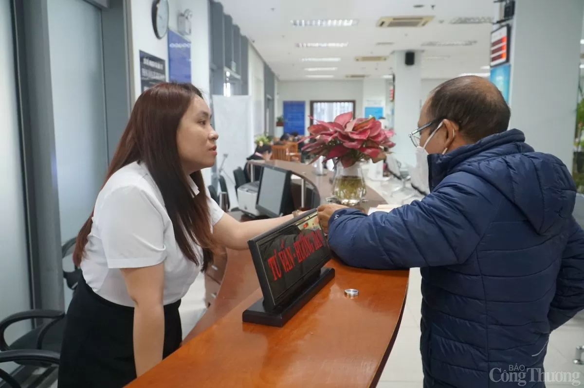 Cán bộ Trung tâm hành chính Đà Nẵng hướng dẫn người dân khi đến làm thủ tục hành chính Cán bộ Trung tâm hành chính Đà Nẵng hướng dẫn người dân khi đến làm thủ tục hành chính