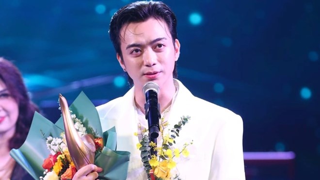 Soobin Hoàng Sơn thắng lớn, vượt HIEUTHUHAI ở giải Cống hiến