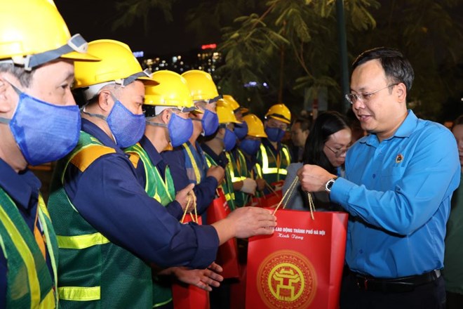 Sông Tô Lịch dần hồi sinh nhờ bàn tay công nhân