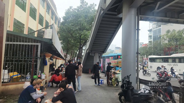 Hàng quán quây lối lên cầu. Ảnh: Minh Hạnh chụp tại cổng Trường ĐH LĐTBXH phố Trần Duy Hưng.