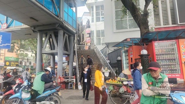 Chân cầu đi bộ biến thành chợ cóc ở Hà Nội