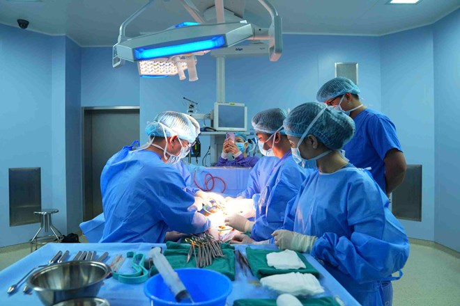 Các bác sĩ tiến hành đặt thể hang nhân tạo cho bệnh nhân bị liệt dương. Ảnh: BVCC