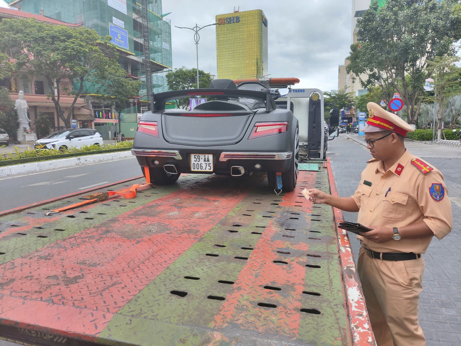 Công an kiểm tra các phương tiện vi phạm. (Ảnh: CACC) img-7383.jpg
