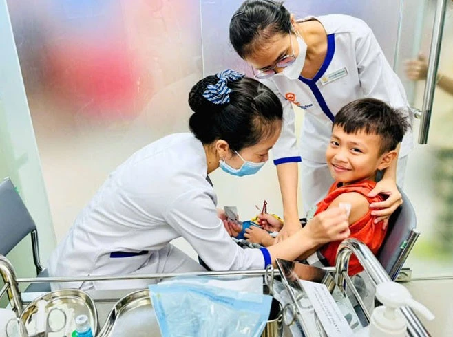 Trẻ cần được tiêm đủ mũi vắc-xin phòng sởi.