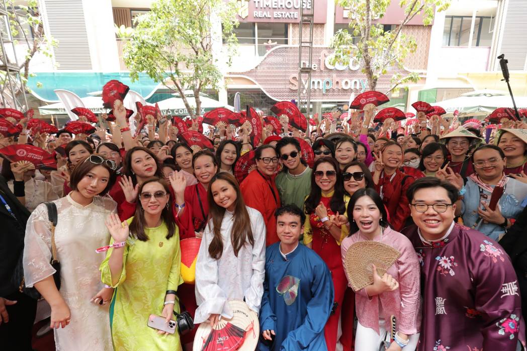 Các khán giả mặc trang phục truyền thống Việt Nam. Ảnh: Nhà sản xuất
