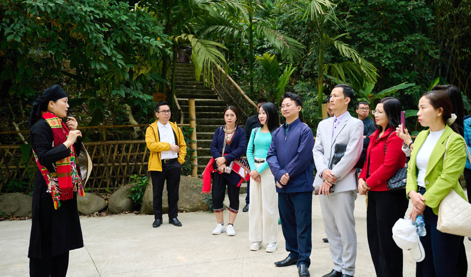 Du khách tham quan khu bảo tồn làng nhà sàn dân tộc sinh thái Thái Hải (Thái Nguyên). Ảnh: Hoài Nam