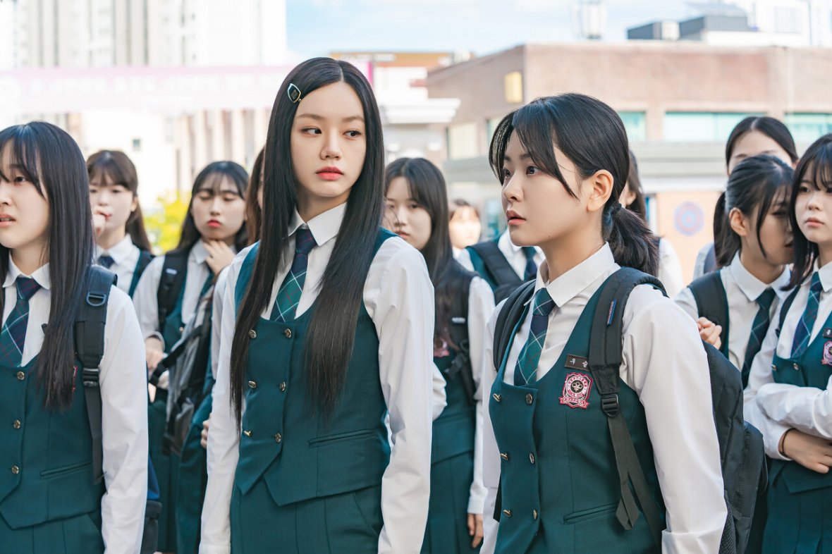 Hyeri gây sốt khi đóng vai học sinh thiên tài. Ảnh: Nhà sản xuất phim